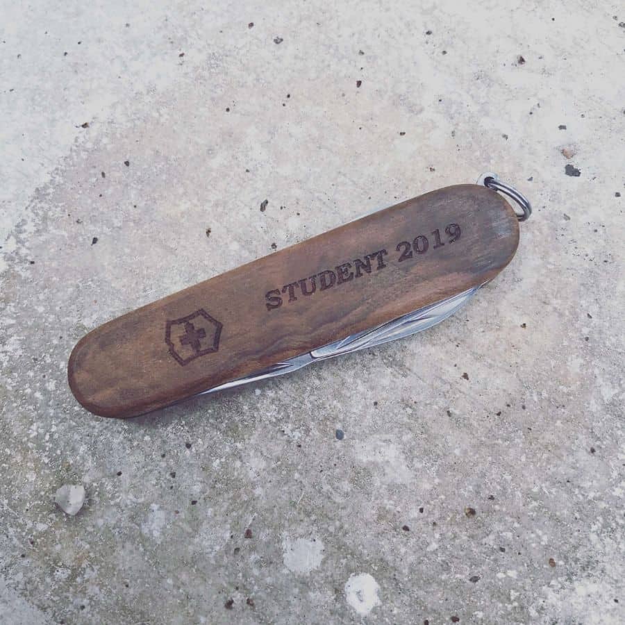 Lommekniv med gravering i træskaft “Student 2019” – personlig gaveidé